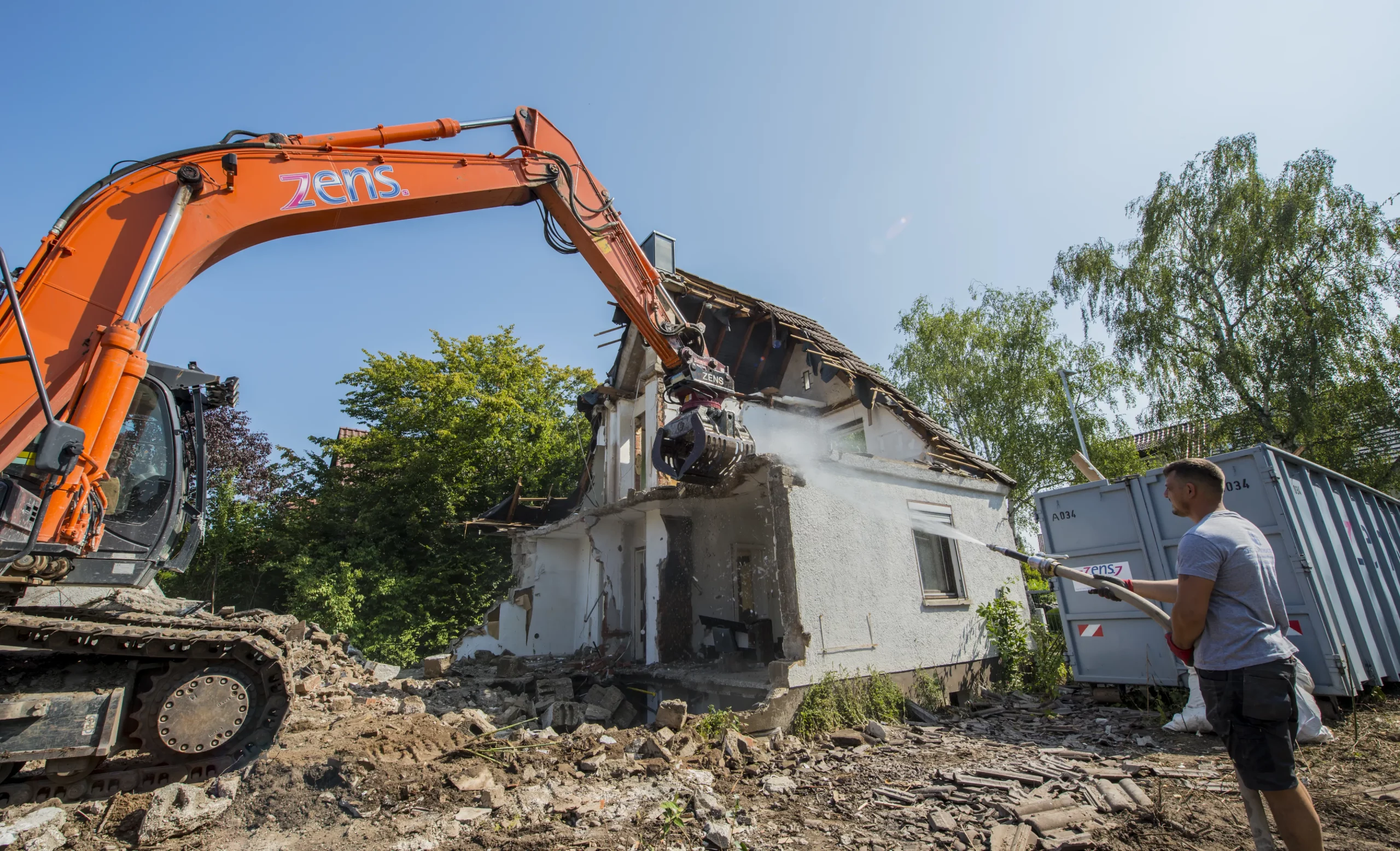 Bagger von Entsorgungsunternehmen Zens reißt ein Haus im Raum Karlsruhe ab. Abbrucharbeit