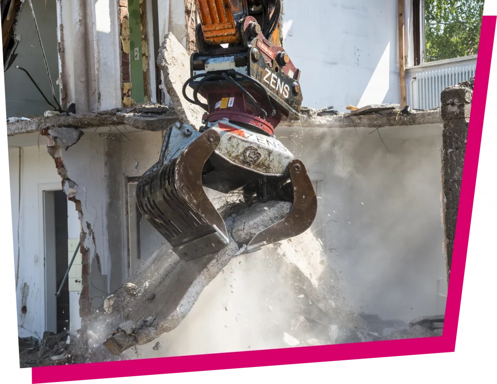 Bagger von Entsorgungsunternehmen Zens reißt ein Haus im Raum Karlsruhe ab. Abbrucharbeit