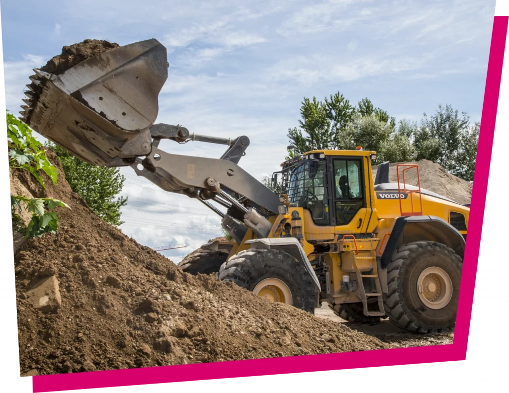 Zens Radlader bewegt Erdreich auf einer Baustelle bei Erdarbeiten im Tiefbau, Aushub und Bodenbewegung für Baugrube oder Leitungsbau.